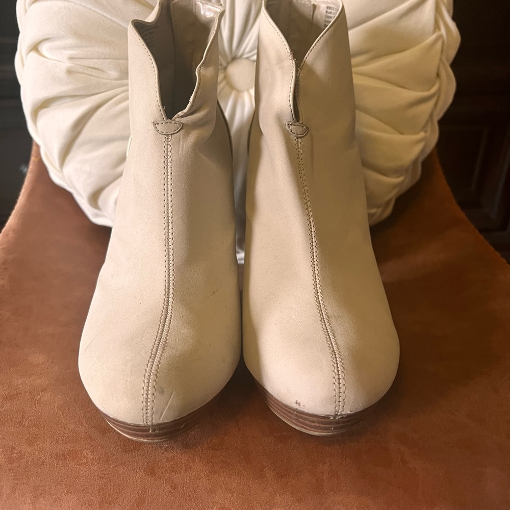 J-Lo Woman’s size 9.5 cream boots